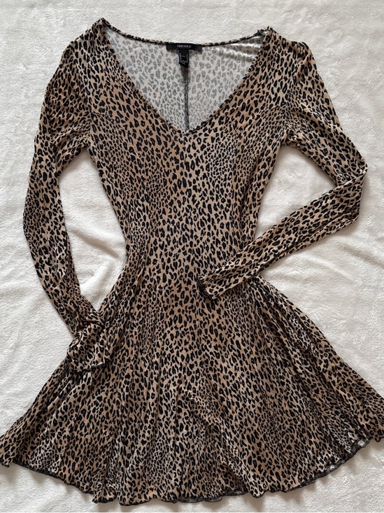 Forever 21 Dresses & Skirts - Forever 21 Leopard Print V-Neck Dress with Flowy Lettuce Hem Skirt | Sz: Small